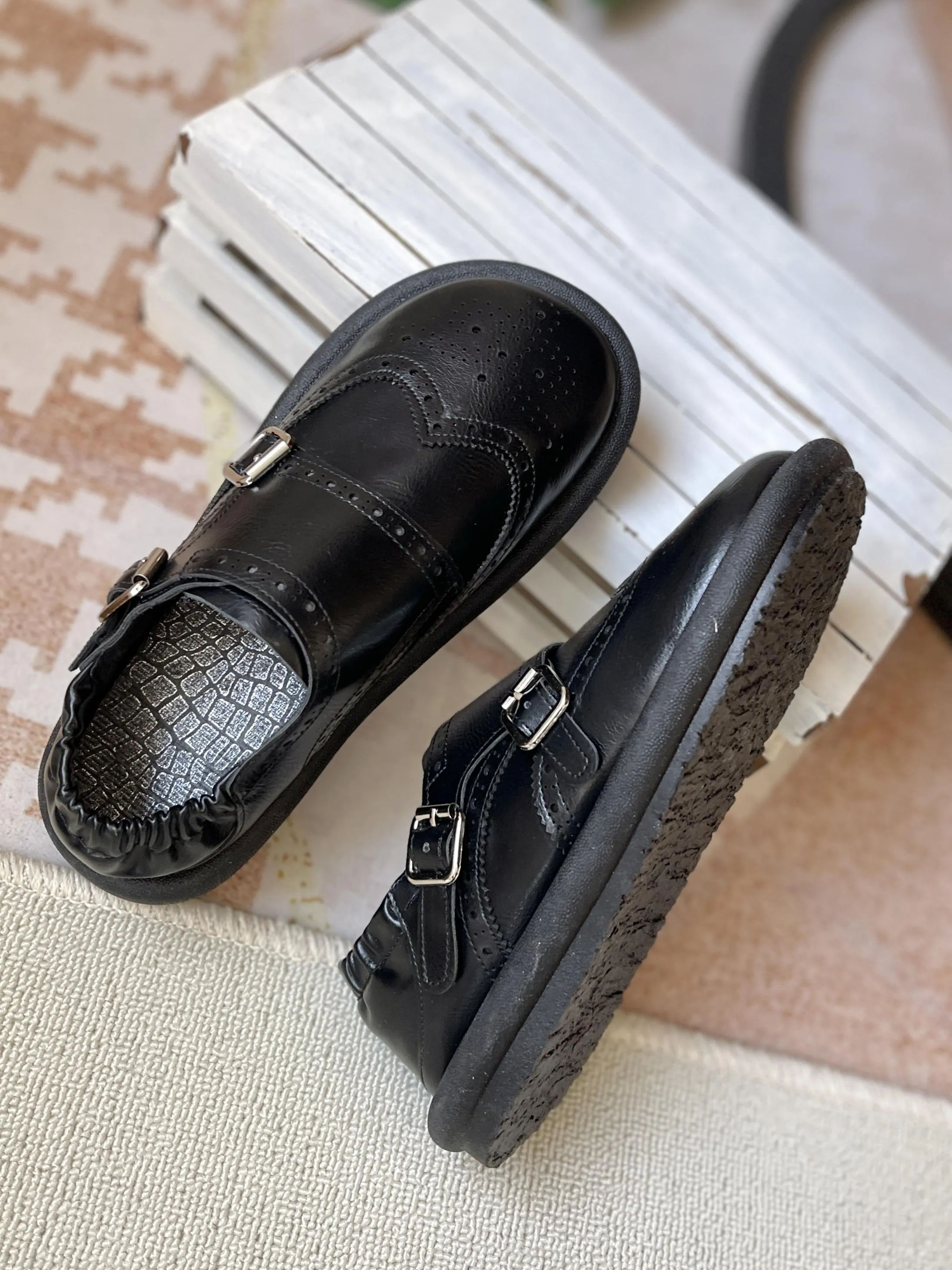 Babakud Women Spring Vintage Leather Slip-On Casual Flats with Buckle Design