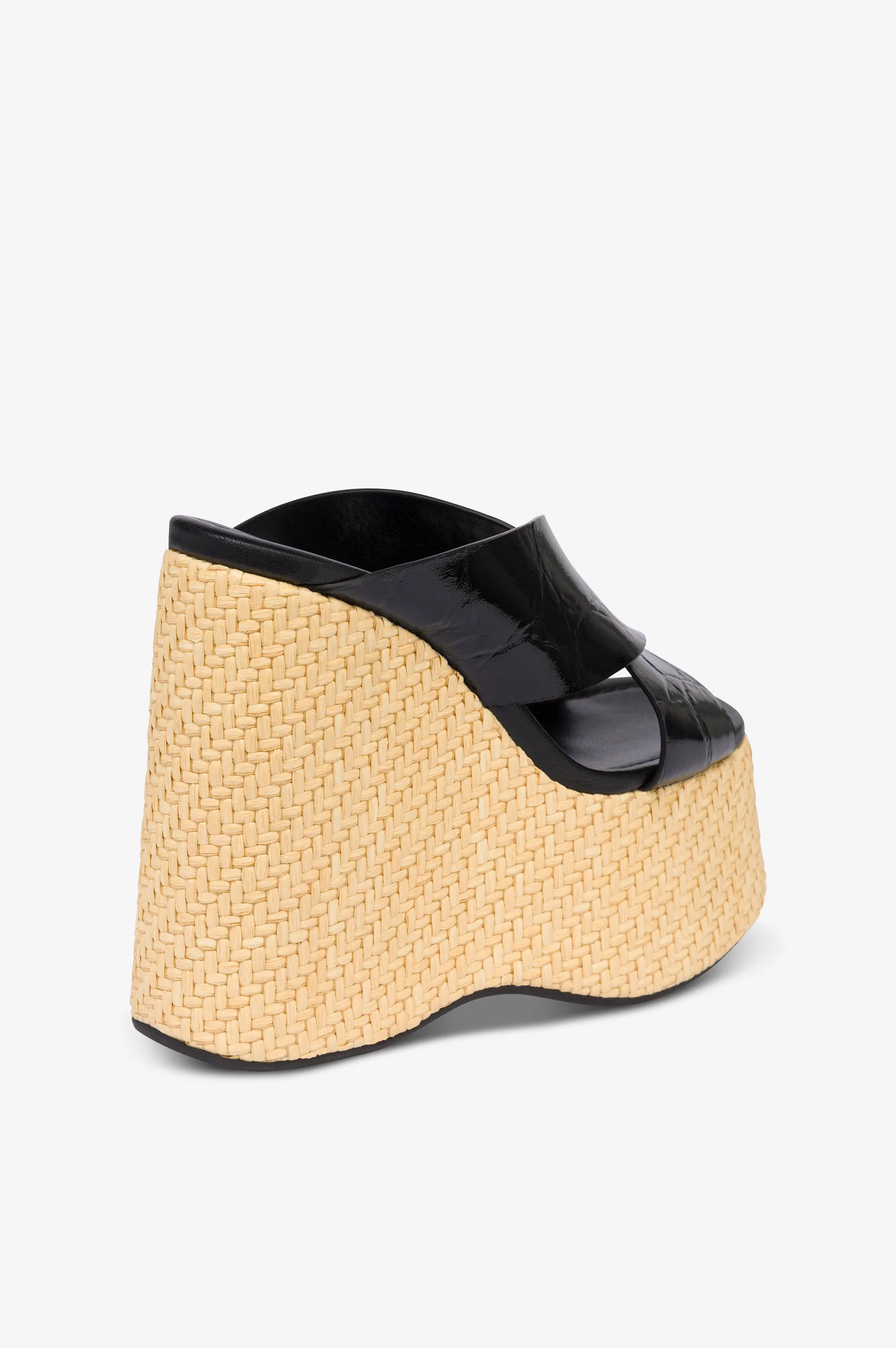 Mules in black patent leather