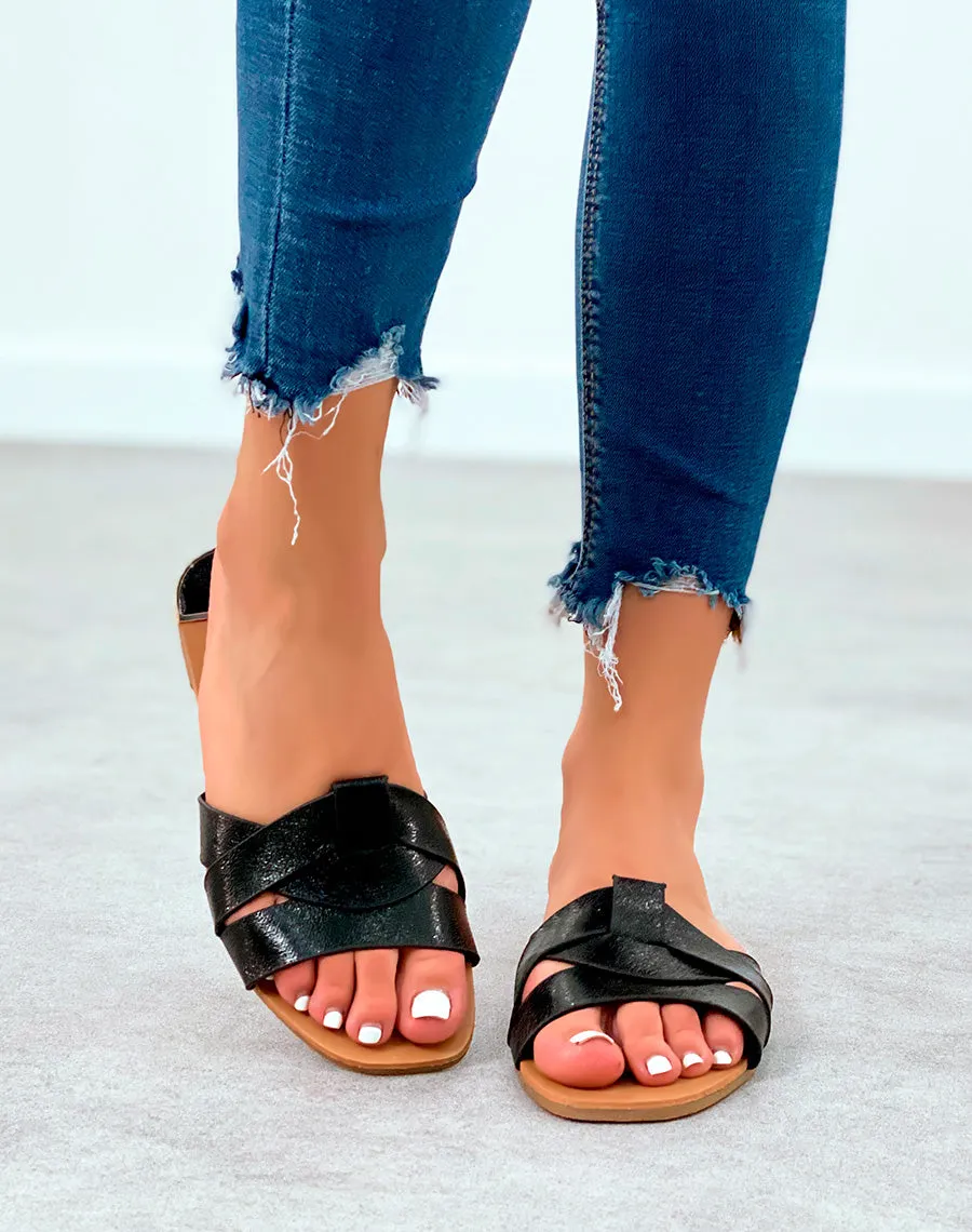 Mules noires plates à bride entrecroisées et à détail dorée et noir