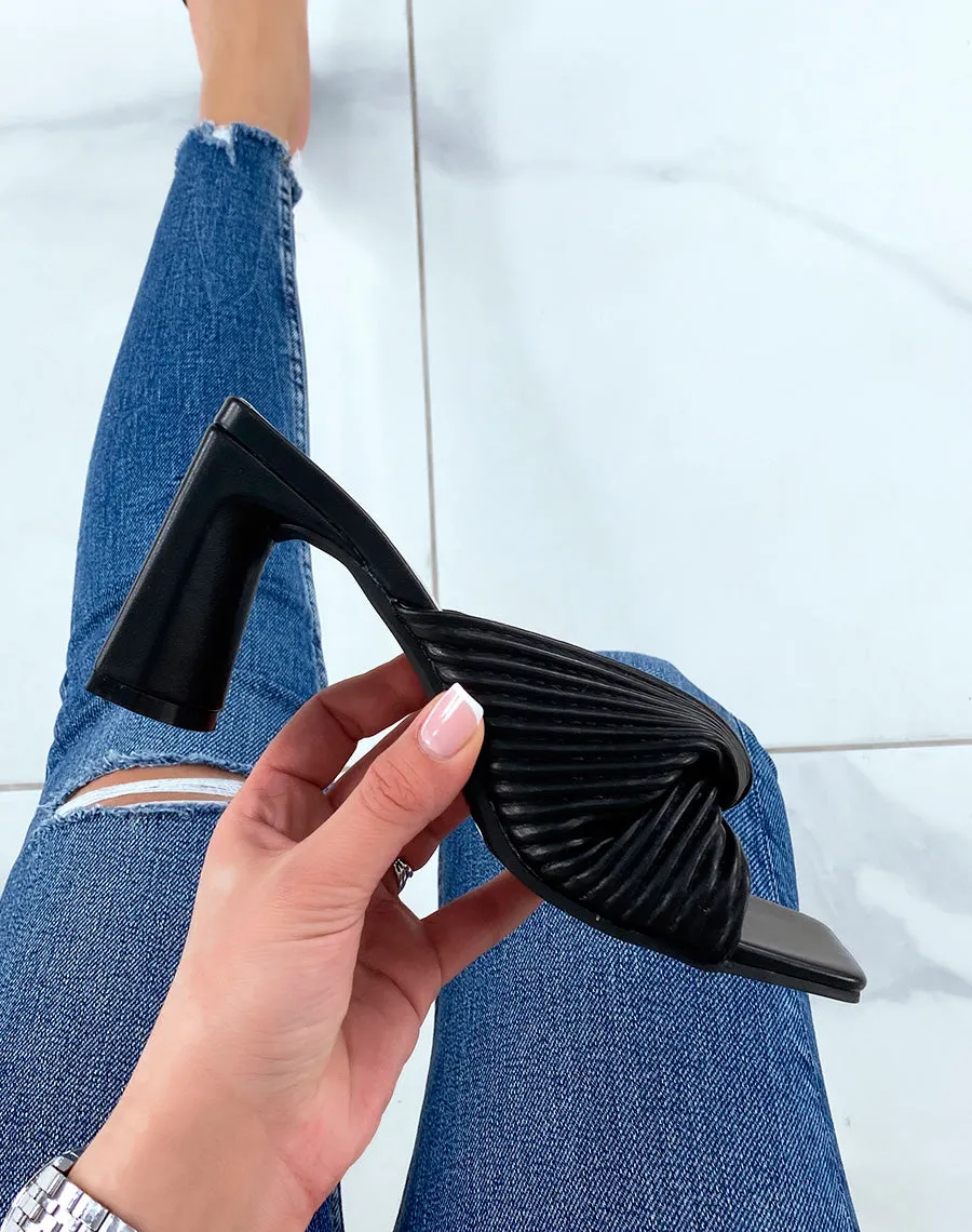 Mules à talons noires avec une bride épaisse nouée