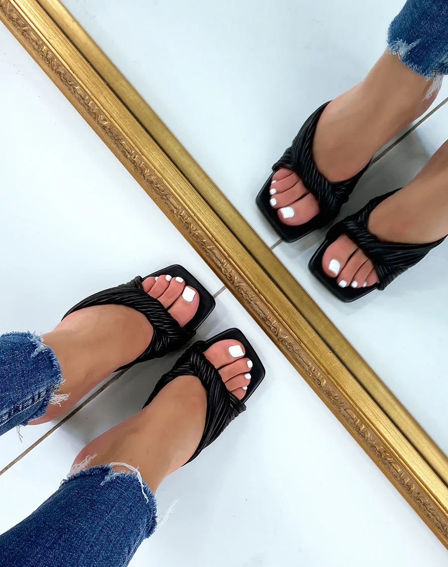 Mules à talons noires avec une bride épaisse nouée
